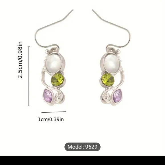 🛑3/$15 Elegant Silver moonstone Earrings - Picture 2 of 3